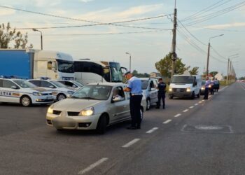 Un tânăr de 19 ani, cu permisul suspendat, conducea o autoutilitară care prezenta defecțiuni la sistemul de frânare și la sistemul de iluminare-semnalizare