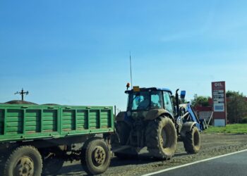 Tractor condus pe un drum național de un tânăr care nu avea permis de conducere