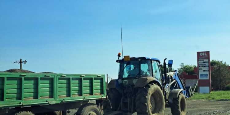 Tractor condus pe un drum național de un tânăr care nu avea permis de conducere