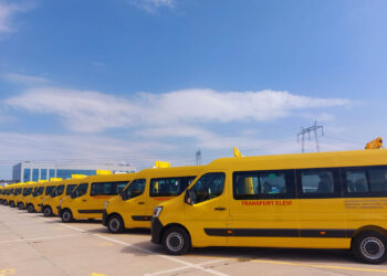 Două microbuze electrice, destinate transportului elevilor, au ajuns în comunele Traian și Bărăganul
