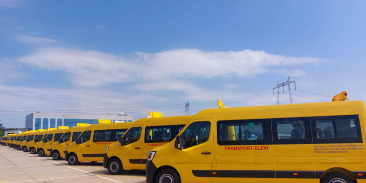 Două microbuze electrice, destinate transportului elevilor, au ajuns în comunele Traian și Bărăganul