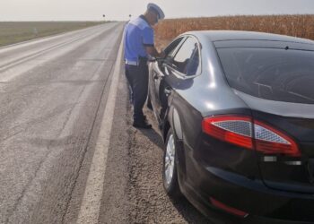 Acțiuni ale polițiștilor pentru combaterea distragerii atenției în trafic, precum utilizarea telefonului mobil fără sistem ”mâini libere” și neportul centurii de siguranță