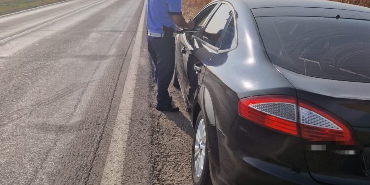 Acțiuni ale polițiștilor pentru combaterea distragerii atenției în trafic, precum utilizarea telefonului mobil fără sistem ”mâini libere” și neportul centurii de siguranță