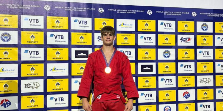 Paul Scurtu, medaliat cu bronz la Campionatul Mondial de Sambo tineret
