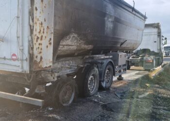 Un TIR încărcat cu cereale a luat foc pe DN2B, în zona localității Vădeni