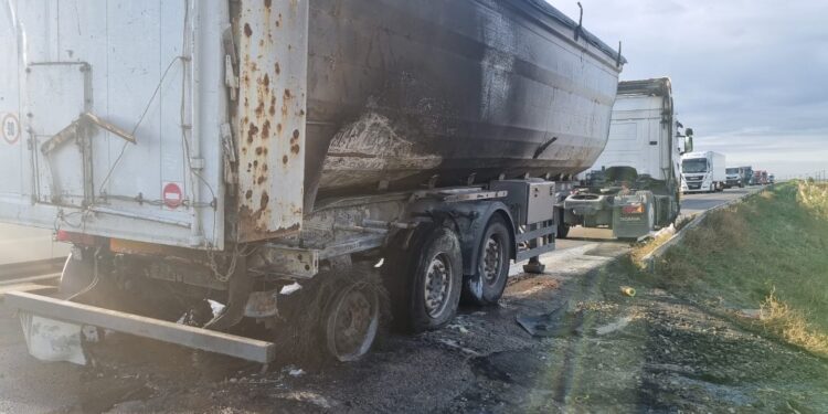 Un TIR încărcat cu cereale a luat foc pe DN2B, în zona localității Vădeni