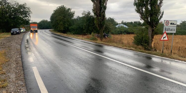 Un șofer din Brăila a murit după ce a intrat cu mașina într-un copac aflat pe marginea DN2B