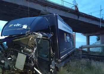 Un camion a căzut de pe podul situat între localitățile Surdila-Găiseanca și Surdila-Greci. Șoferul este grav rănit
