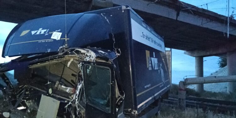 Un camion a căzut de pe podul situat între localitățile Surdila-Găiseanca și Surdila-Greci. Șoferul este grav rănit