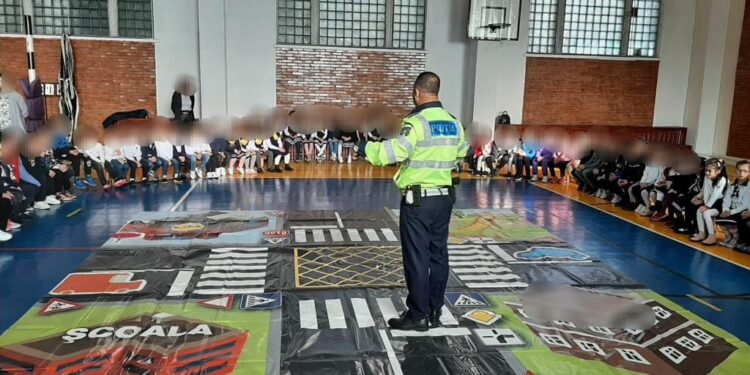 Polițiștii rutieri brăileni printre elevi și preșcolari