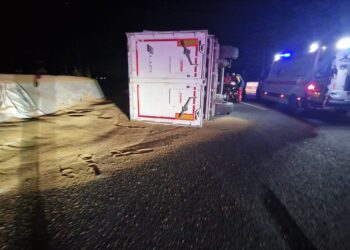 TIR cu cereale răsturnat în sensul giratoriu de pe DN 2S