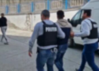 Arestați preventiv după ce au amenințat și șantajat un alt bărbat care nu achitase o datorie pentru o mașină cumpărată