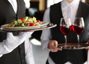 Opt persoane depistate lucrând la un restaurant din Vădeni fără a avea contracte individuale de muncă