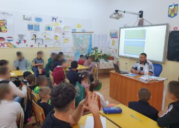 Activitate de educație rutieră cu elevii de la școala din localitatea Surdila-Greci