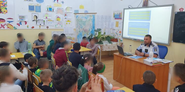 Activitate de educație rutieră cu elevii de la școala din localitatea Surdila-Greci
