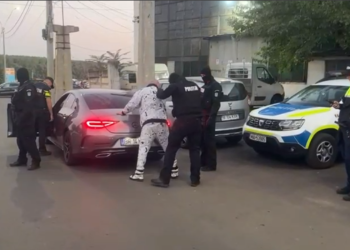 Video: Bărbat depistat cu un cuțit în mașină, în zona unui restaurant unde se organiza un Bal al Bobocilor