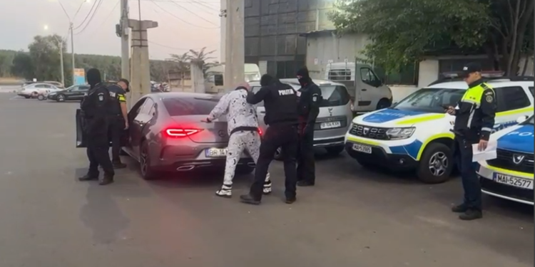 Video: Bărbat depistat cu un cuțit în mașină, în zona unui restaurant unde se organiza un Bal al Bobocilor
