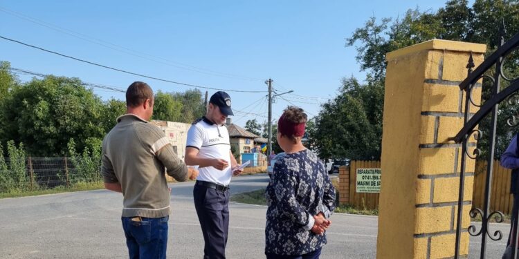 Acțiune de informare a cetățenilor deținători de animale de companie, desfășurată de polițiști în comuna Jirlău