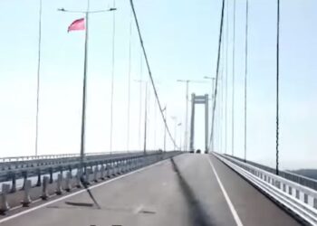 O bucată de gheață căzută de pe o macara aflată pe podul suspendat peste Dunăre a spart parbrizul unui autoturism