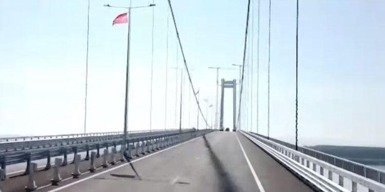 O bucată de gheață căzută de pe o macara aflată pe podul suspendat peste Dunăre a spart parbrizul unui autoturism