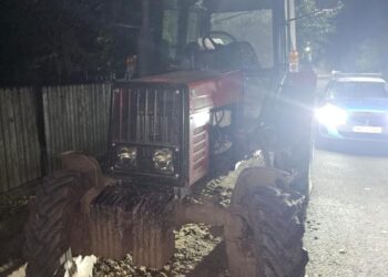 Depistat de polițiști conducând un tractor agricol neînmatriculat și neavând nici permis de conducere
