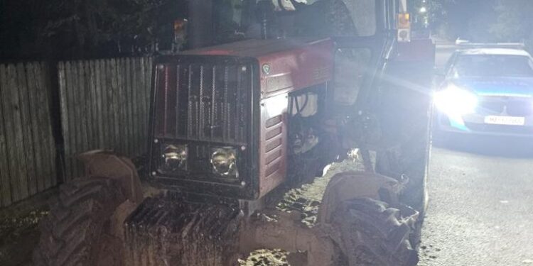 Depistat de polițiști conducând un tractor agricol neînmatriculat și neavând nici permis de conducere