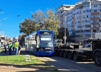 Foto+video: Două tramvaie noi, fabricate la Arad, au ajuns astăzi la Brăila