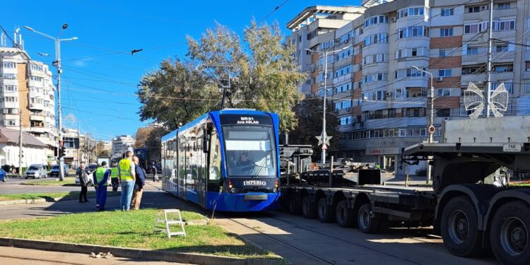 Foto+video: Două tramvaie noi, fabricate la Arad, au ajuns astăzi la Brăila