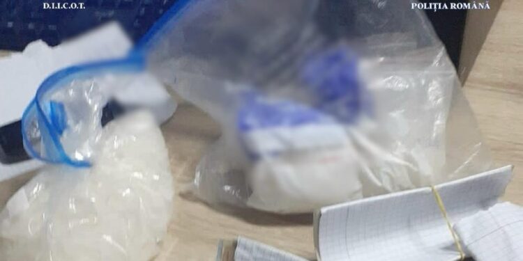 Brăileancă depistată având asupra sa aproximativ 900 de grame de cristal (3-CMC, drog de mare risc), disimulate în interiorul unui obiect vestimentar