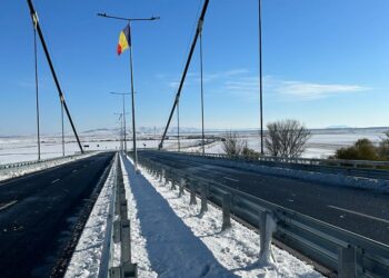 S-a redeschis circulația pe Podul Suspendat peste Dunăre