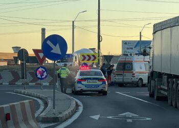 Biciclist accidentat în sensul giratoriu de pe DE 584, la intersecția cu DJ 212