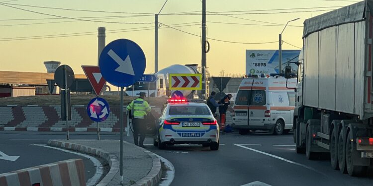 Biciclist accidentat în sensul giratoriu de pe DE 584, la intersecția cu DJ 212