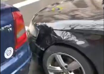 Performanță, nu glumă. A lovit simultan două autoturisme oprite la trecerea pentru pietoni