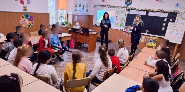 Activități preventive ale polițiștilor de la Compartimentul Analiza şi Prevenirea Criminalităţii în școlile din comunele Gropeni și Tichilești