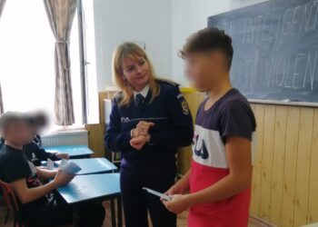 Activități de educație juridică pentru elevii Școlii gimnaziale Salcia Tudor, desfășurate de polițiștii brăileni