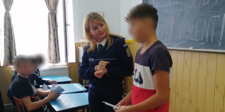 Activități de educație juridică pentru elevii Școlii gimnaziale Salcia Tudor, desfășurate de polițiștii brăileni