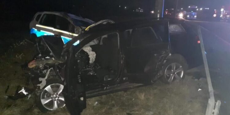 Un tânăr de 18 ani a furat cheile mașinii și a pornit la drum. S-a oprit la 65 de km de Brăila după ce a intrat cu mașina în autospeciala poliției care instituise un filtru