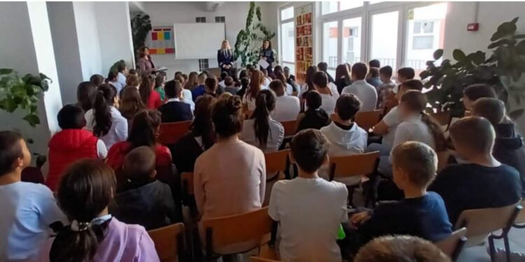 Polițiști din cadrul Compartimentului Analiza și Prevenirea Criminalității au desfășurat activități informativ-preventive cu peste 170 de elevi de la două unități de învățământ din județul Brăila