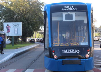 Foto+video: Două tramvaie noi, fabricate la Arad, au ajuns astăzi la Brăila