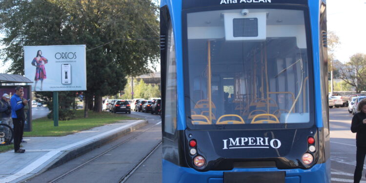 Foto+video: Două tramvaie noi, fabricate la Arad, au ajuns astăzi la Brăila