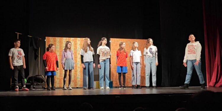 Premii obținute de membrii cercului de teatru realizat de Asociația Culturală „Ludik Art” la Festivalul de teatru pentru copii și adolescenți Bujor Măcrin