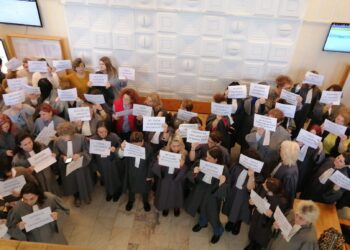 Proteste ale personalului auxiliar de specialitate şi conex din instanțe şi parchete. Aceștia cer achitarea integrală a drepturilor salariale restante, câștigate prin hotărâri judecătorești