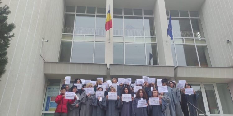 O nouă zi de proteste ale grefierilor de la Tribunalul și Judecătoria Brăila