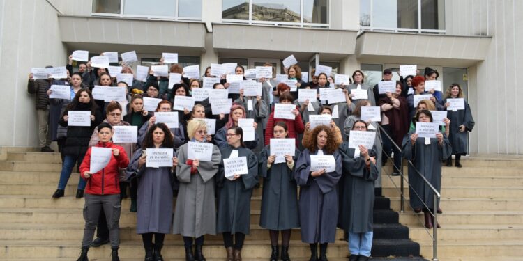 Încă o zi de proteste ale personalului auxiliar și conex din instanțele și parchetele brăilene