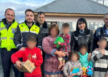 Daruri de Crăciun pentru 10 familii oferite de polițiștii din cadrul Poliției Orașului Ianca și Secției 4 Poliție Rurală Ianca