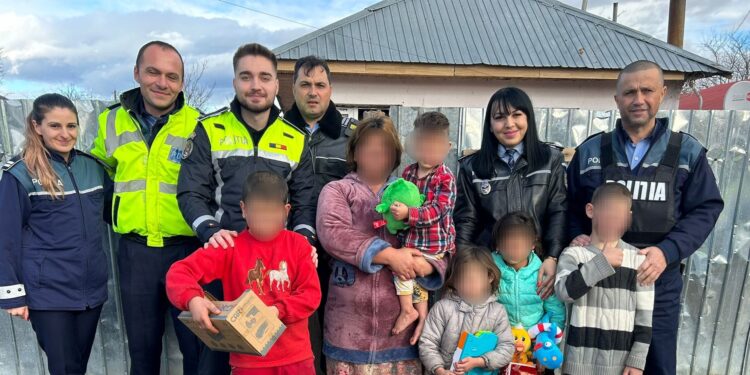 Daruri de Crăciun pentru 10 familii oferite de polițiștii din cadrul Poliției Orașului Ianca și Secției 4 Poliție Rurală Ianca
