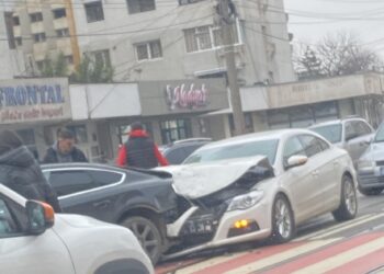 Un șofer de 18 ani a intrat cu mașina în autoturismul oprit la trecerea de pietoni. O femeie a fost rănită