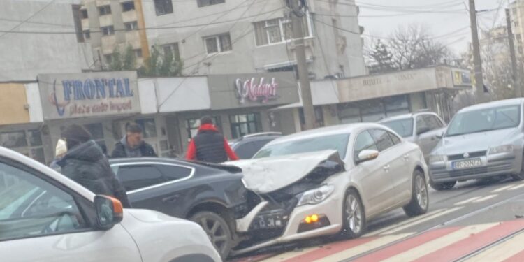 Un șofer de 18 ani a intrat cu mașina în autoturismul oprit la trecerea de pietoni. O femeie a fost rănită