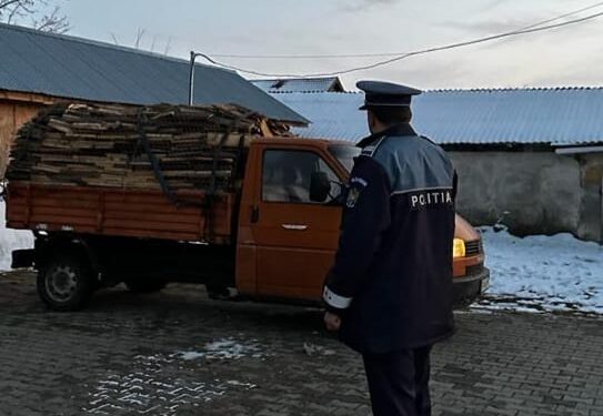 Acțiune a polițiștilor pentru verificarea respectării normelor legale referitoare la transportul și comercializarea materialului lemnos