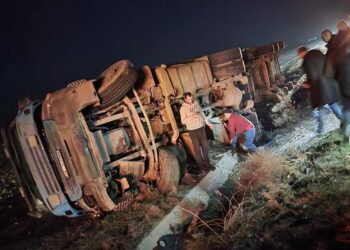 TIR înmatriculat în Galați, încărcat cu un îngrășământ care conține nitrat de amoniu răsturnat între Viziru și Cuza Vodă